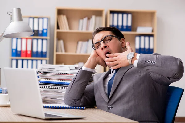 Empresário cansado sentado no escritório — Fotografia de Stock