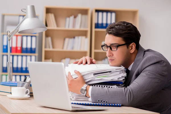 Homme d'affaires fatigué assis dans le bureau — Photo