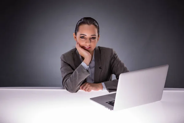 Femme d'affaires avec ordinateur portable dans le concept d'entreprise — Photo