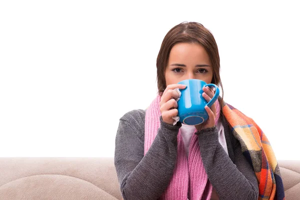 Mujer joven bebiendo té durante la fiebre — Foto de Stock