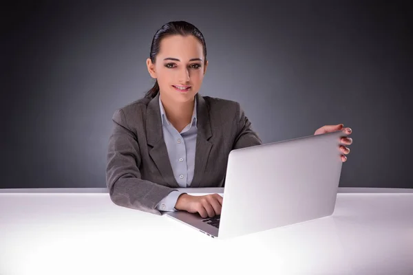 Bizneswoman z laptopem w koncepcji biznesowej — Zdjęcie stockowe