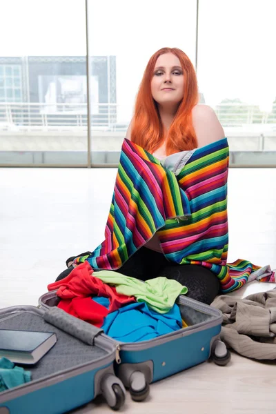 Young woman packing for travel vacation — Stock Photo, Image