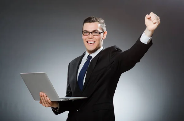 Mann mit Laptop im Geschäftskonzept — Stockfoto