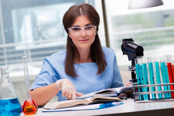 Jonge vrouw die werkt in het laboratorium — Stockfoto