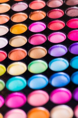 Sanatçı palet üzerinde beyaz izole