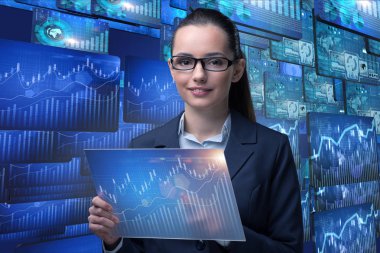 Çevrimiçi hisse senedi ticareti konseptinde iş kadını