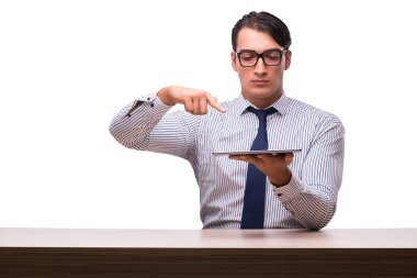 Tablet bilgisayarıyla beyaz izole iş adamı