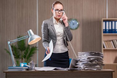 Ofiste çalışan iş kadını.