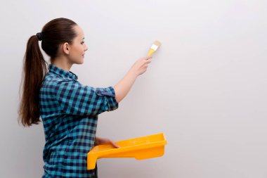 Kadın resim evde DIY kavramı