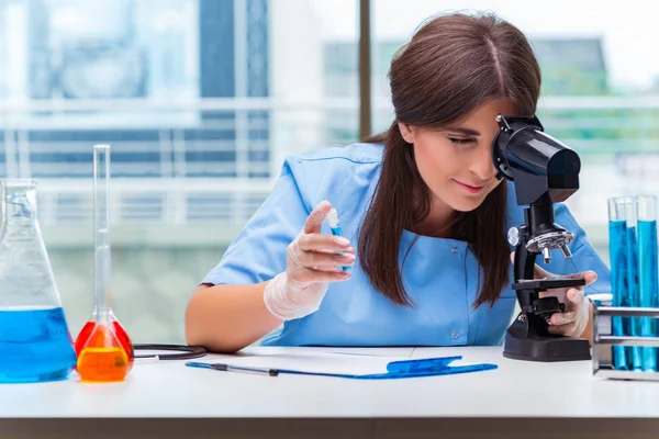 Mladá žena pracuje v laboratoři — Stock fotografie