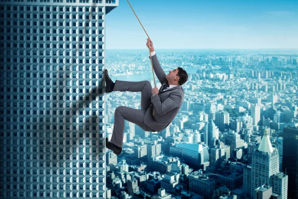 Empresário em desafio conceito de escalada arranha-céu — Fotografia de Stock