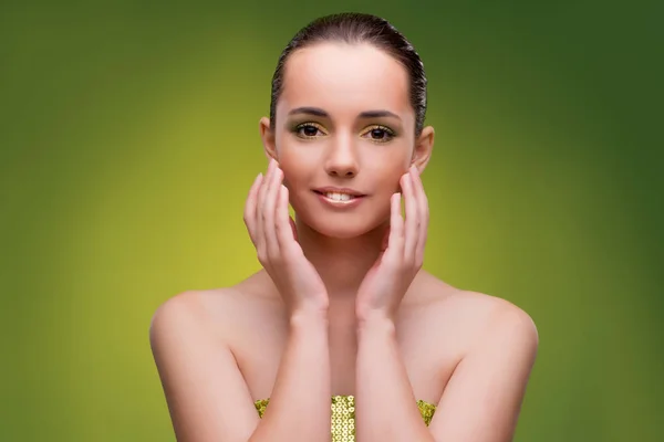 Hermosa mujer sobre fondo verde — Foto de Stock