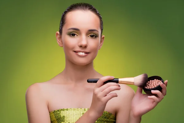 Krásná žena použití make-up v kráse koncept — Stock fotografie