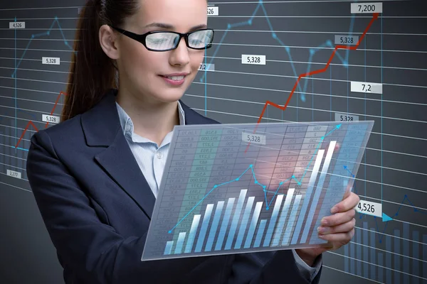 Zakenvrouw in online handelen in aandelen business concept — Stockfoto