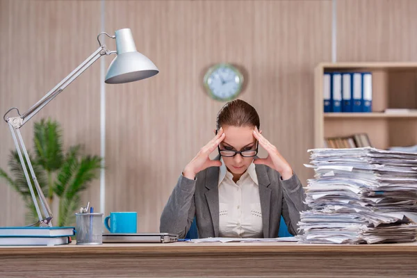 Femme d'affaires travaillant dans le bureau — Photo