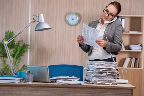 Zakenvrouw werkzaam op kantoor — Stockfoto