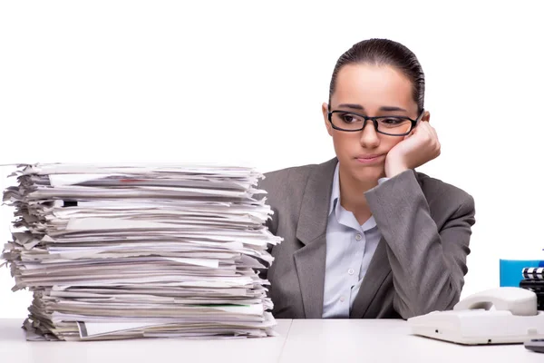 Femme en colère avec des piles de papier sur blanc — Photo