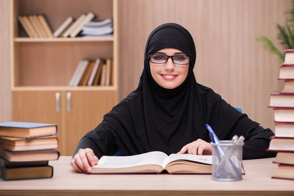 女穆斯林学生为考试做准备 — 图库照片
