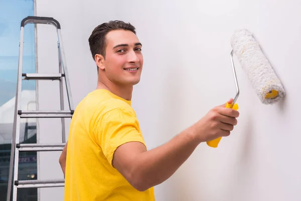 Man målning hus i Diy koncept — Stockfoto