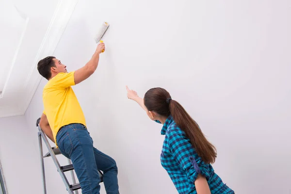 Young couple painting wall at home — Stock Photo, Image