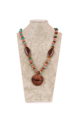 Beyaz arka plan üzerinde izole mücevher kolye