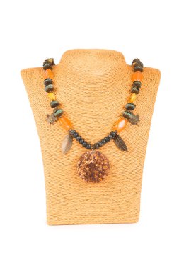 Beyaz arka plan üzerinde izole mücevher kolye