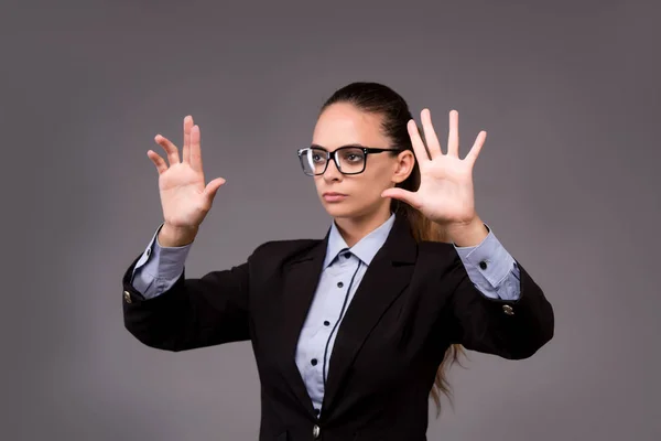 Mulher jovem empresária pressionando botões virtuais — Fotografia de Stock