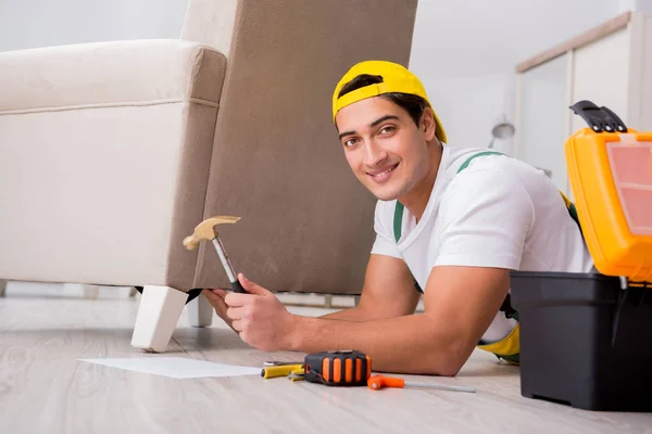Bútor szerelőt javítása az otthoni fotel — Stock Fotó