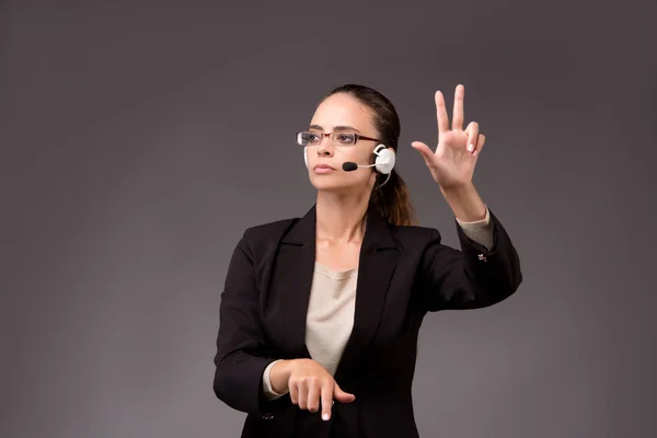 Mujer joven mujer de negocios presionando botones virtuales —  Fotos de Stock