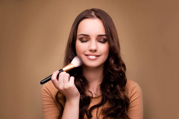 Krásná žena použití make-up v kráse koncept — Stock fotografie