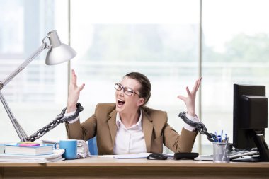 Çalışma masasına Zincirli kadın