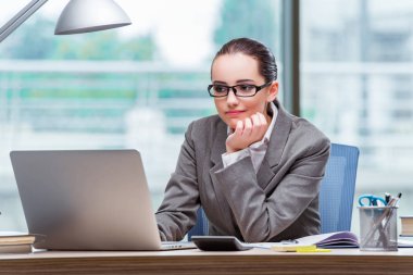 Ofiste çalışan genç asistanı