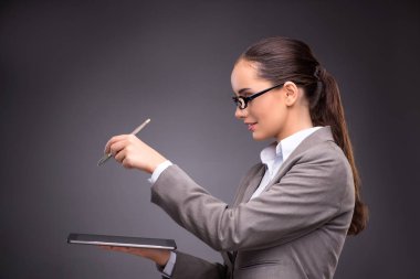 İş kadını iş konseptinde tablet bilgisayarda çalışıyor