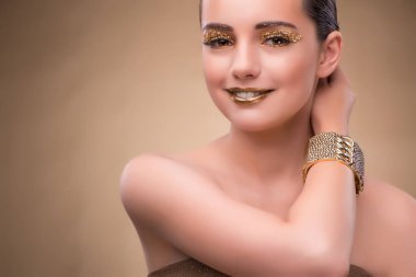 Zarif kadın mücevher moda kavramı ile