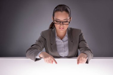 Genç iş kadını masada çalışma