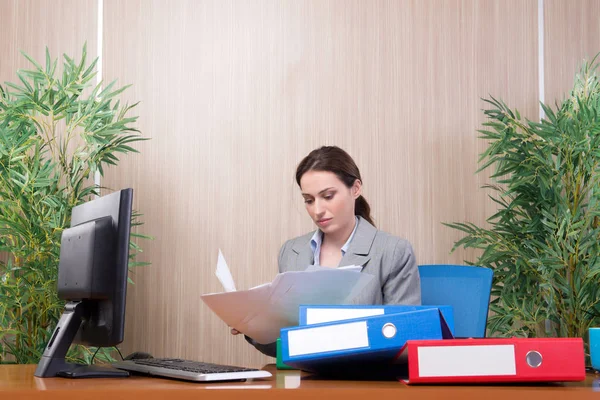 Umtriebige Geschäftsfrau im Büro unter Stress — Stockfoto