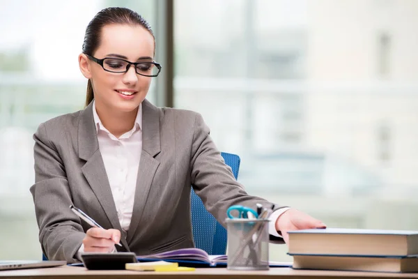 Empresaria trabajando en su escritorio — Foto de Stock