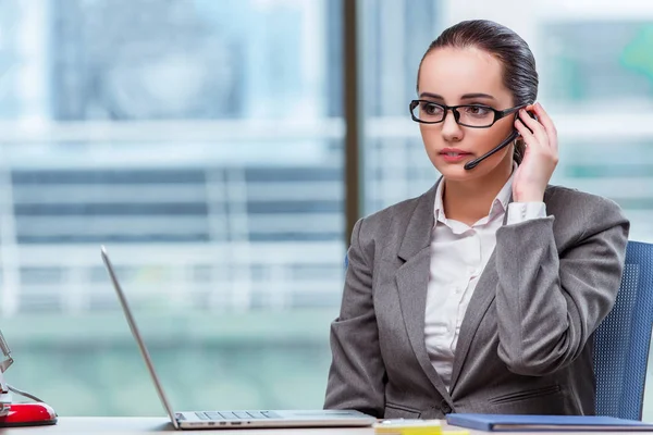 Operador de call center no conceito de negócio — Fotografia de Stock