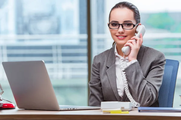 Operador de call center no conceito de negócio — Fotografia de Stock