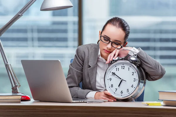 Geschäftsfrau hält ihre Fristen im Geschäftskonzept nicht ein — Stockfoto