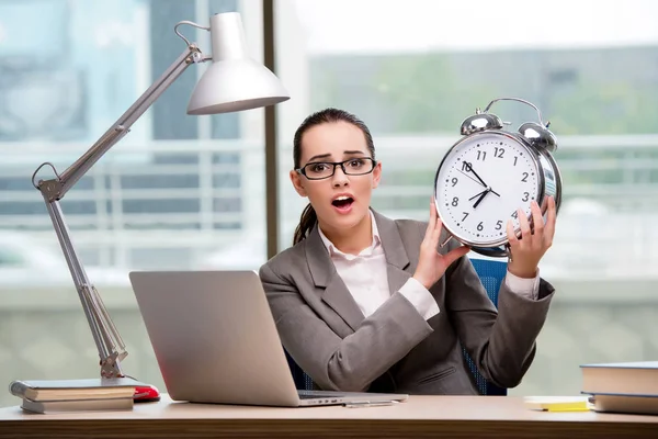 Zakenvrouw niet voldoen aan uitdagende deadlines — Stockfoto