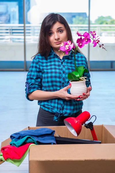 Ung kvinna flytta personliga tillhörigheter — Stockfoto