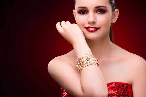 Perempuan dalam konsep glamor dengan perhiasan — Stok Foto