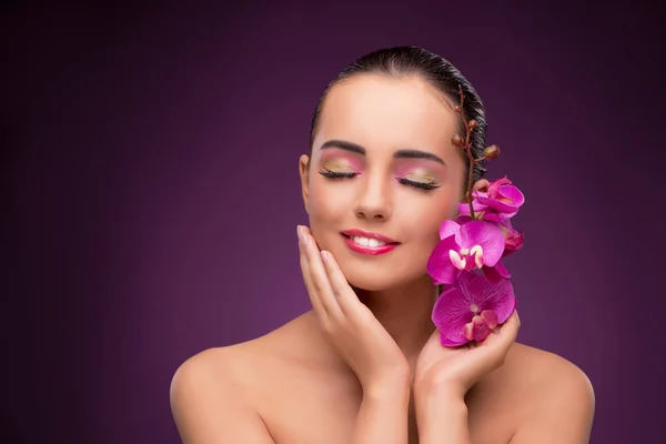 Hermosa mujer en concepto de maquillaje — Foto de Stock