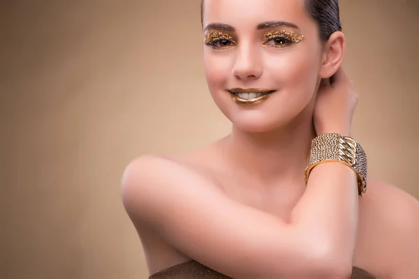 Mujer elegante con joyas en concepto de moda —  Fotos de Stock