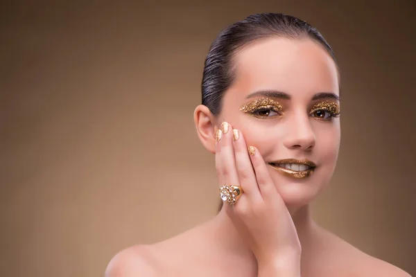 Mulher elegante com jóias no conceito de moda — Fotografia de Stock