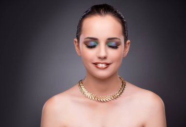 Güzel kadın göstermek uzakta onun mücevher moda kavramı