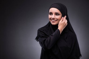 Koyu arka plan siyah elbiseli Müslüman kadın