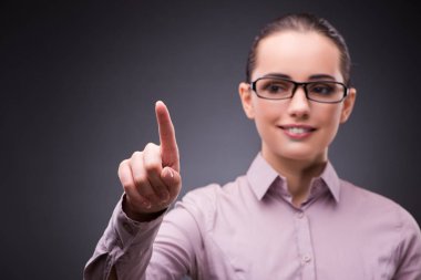 İş kavramı içinde sanal düğmelere basarak işkadını