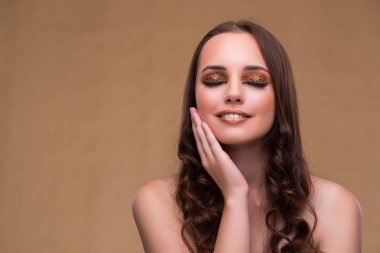 Genç güzel kadın moda kavramı